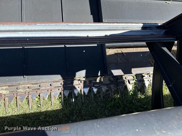 image for item DZ8773 1995 MacDon 960 flex draper head