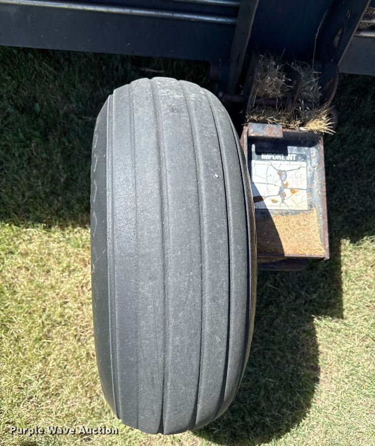 image for item DZ8773 1995 MacDon 960 flex draper head