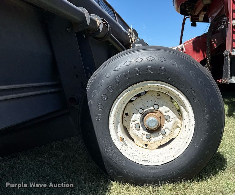 image for item DZ8773 1995 MacDon 960 flex draper head