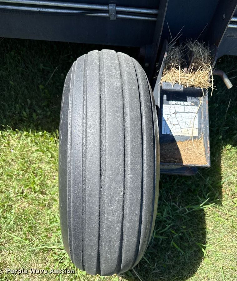 image for item DZ8773 1995 MacDon 960 flex draper head