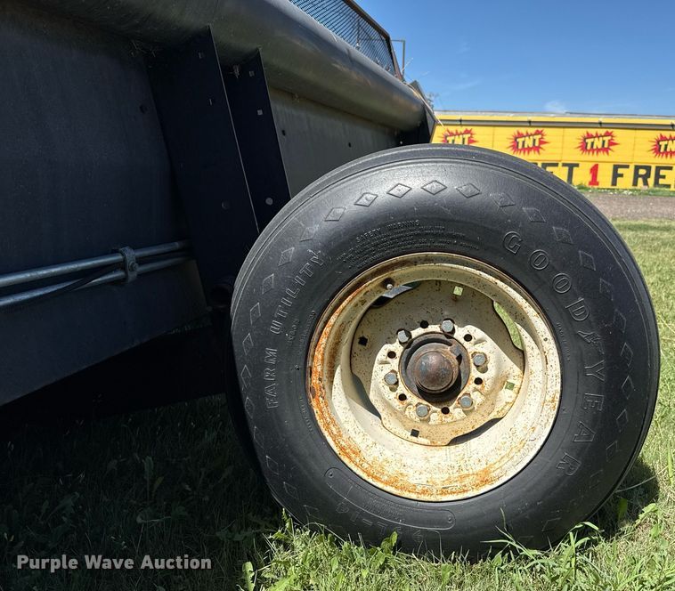 image for item DZ8773 1995 MacDon 960 flex draper head