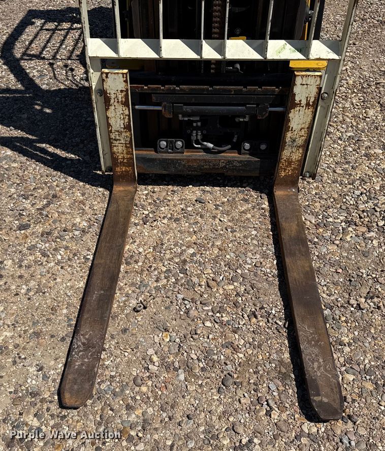 image for item DZ8786 2015 Yale GLC040SVNRSE082 forklift