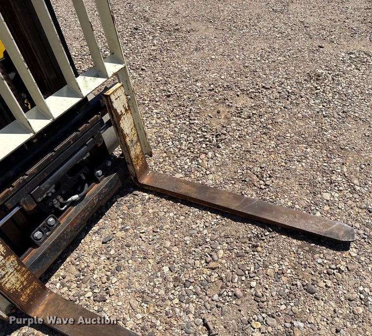 image for item DZ8786 2015 Yale GLC040SVNRSE082 forklift