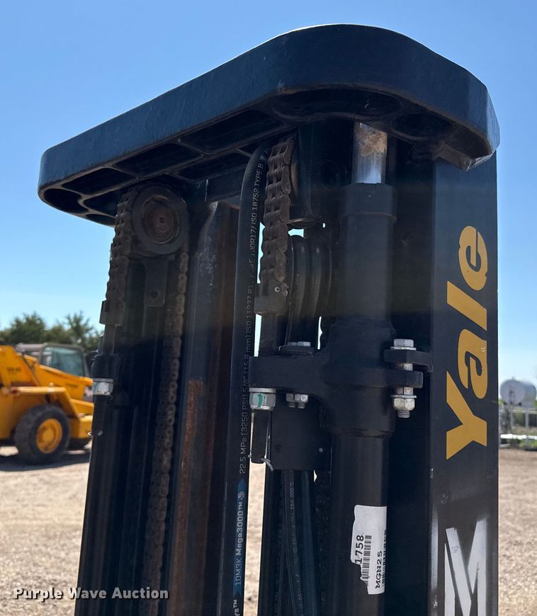 image for item DZ8786 2015 Yale GLC040SVNRSE082 forklift