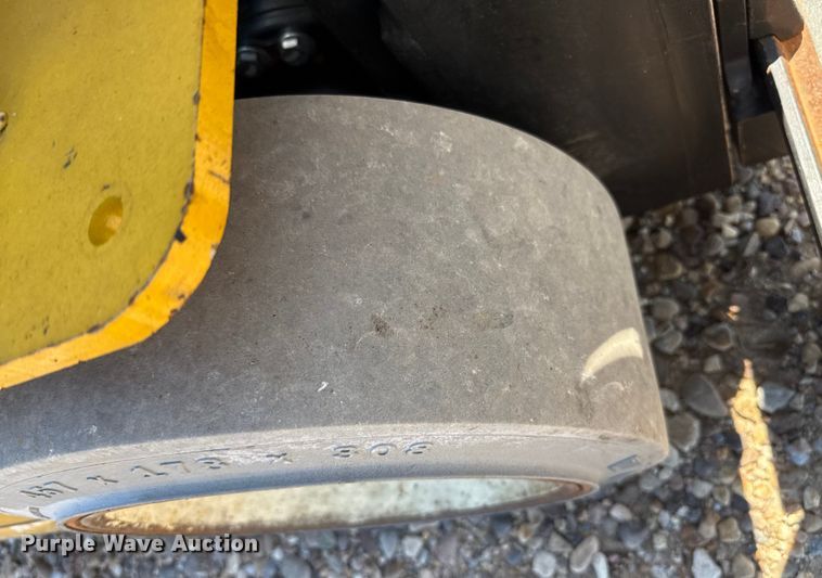 image for item DZ8786 2015 Yale GLC040SVNRSE082 forklift