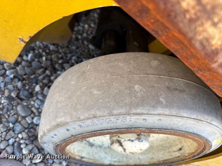 image for item DZ8786 2015 Yale GLC040SVNRSE082 forklift