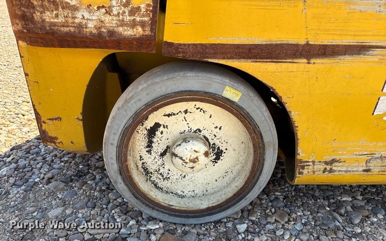 image for item DZ8786 2015 Yale GLC040SVNRSE082 forklift