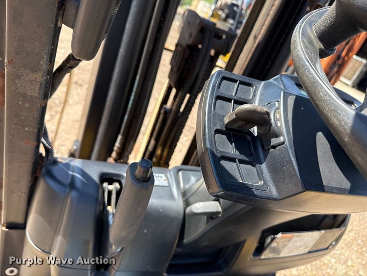 image for item DZ8787 2017 Yale GLC050VXNDSE083 forklift