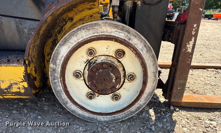 image for item DZ8787 2017 Yale GLC050VXNDSE083 forklift