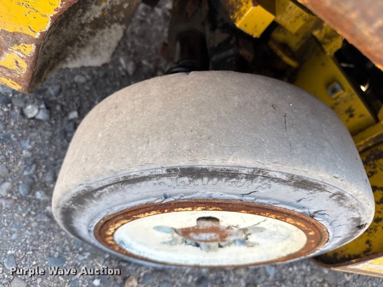 image for item DZ8787 2017 Yale GLC050VXNDSE083 forklift