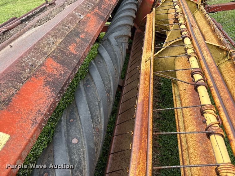 image for item ED4338 New Holland hay equipment