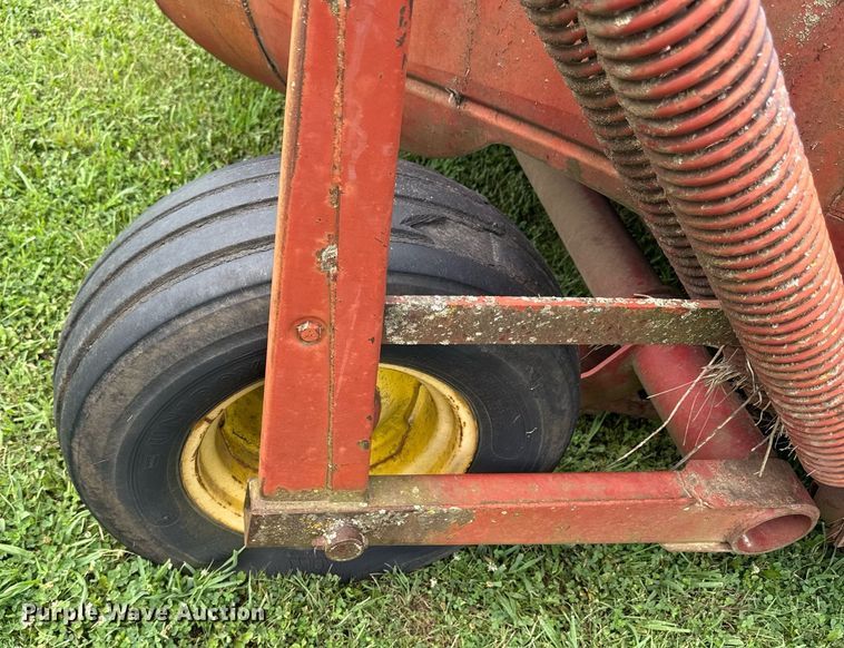 image for item ED4338 New Holland hay equipment