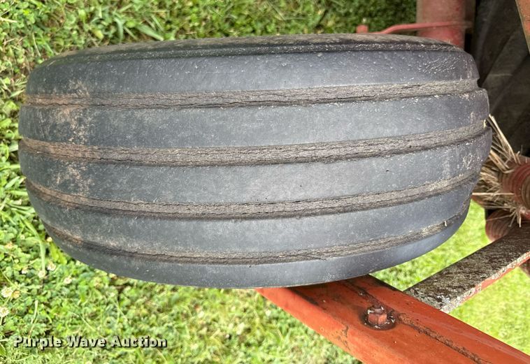 image for item ED4338 New Holland hay equipment