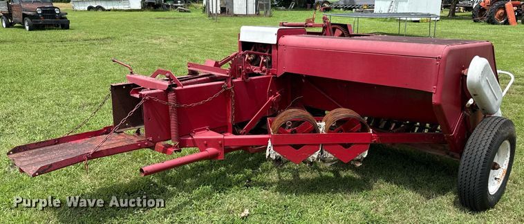 image for item ED4340 International Harvester 47 small square baler