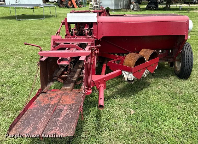 image for item ED4340 International Harvester 47 small square baler