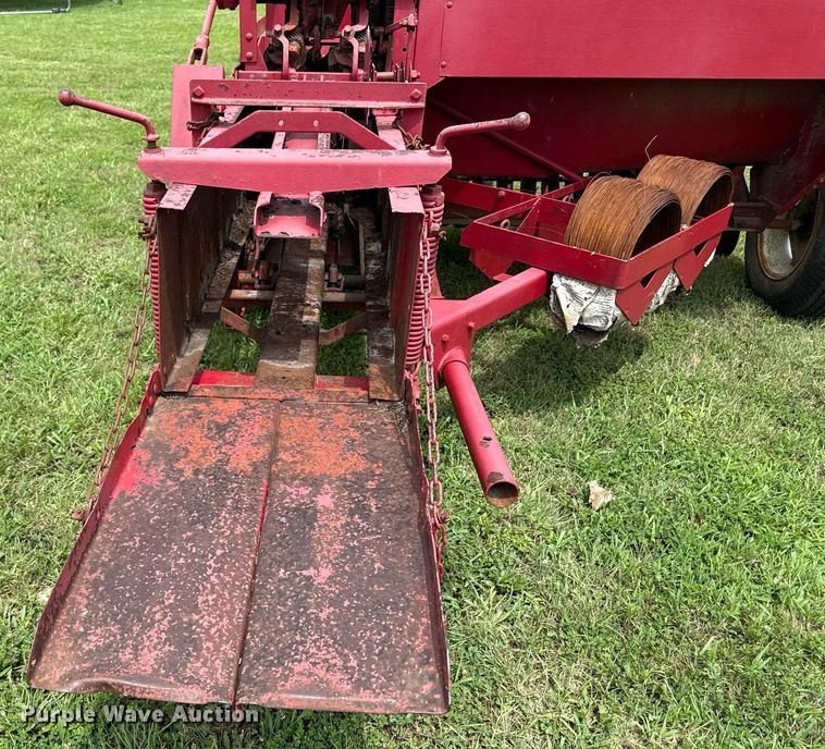 image for item ED4340 International Harvester 47 small square baler
