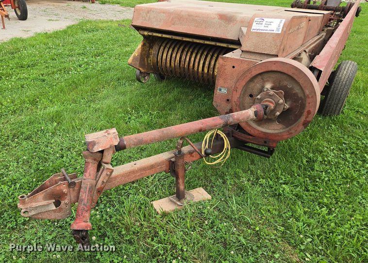 image for item EF1848 New Holland  269 small square baler