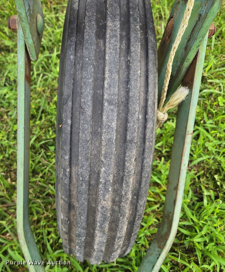 image for item EF1849 John Deere 660 hay rake