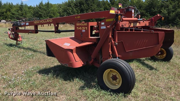 image for item EF3655 New Holland 1431 swather / windrower