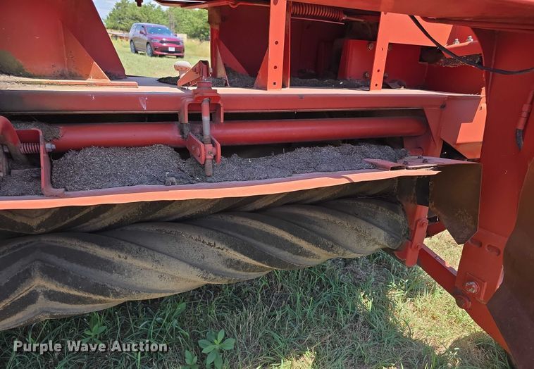 image for item EF3655 New Holland 1431 swather / windrower