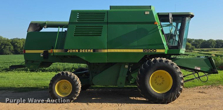 image for item EF3694 1990 John Deere 9500 combine