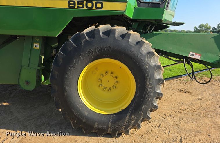 image for item EF3694 1990 John Deere 9500 combine