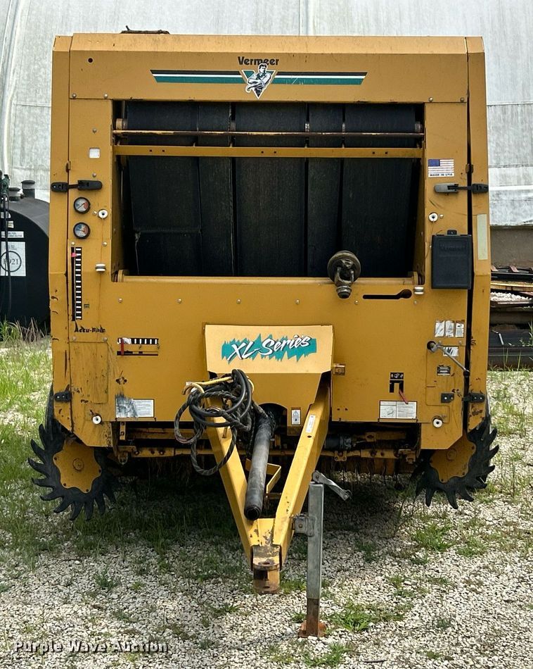 image for item EK8376 Vermeer 605XL round baler