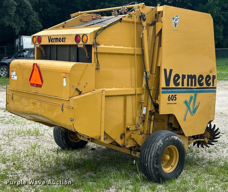 image for item EK8376 Vermeer 605XL round baler
