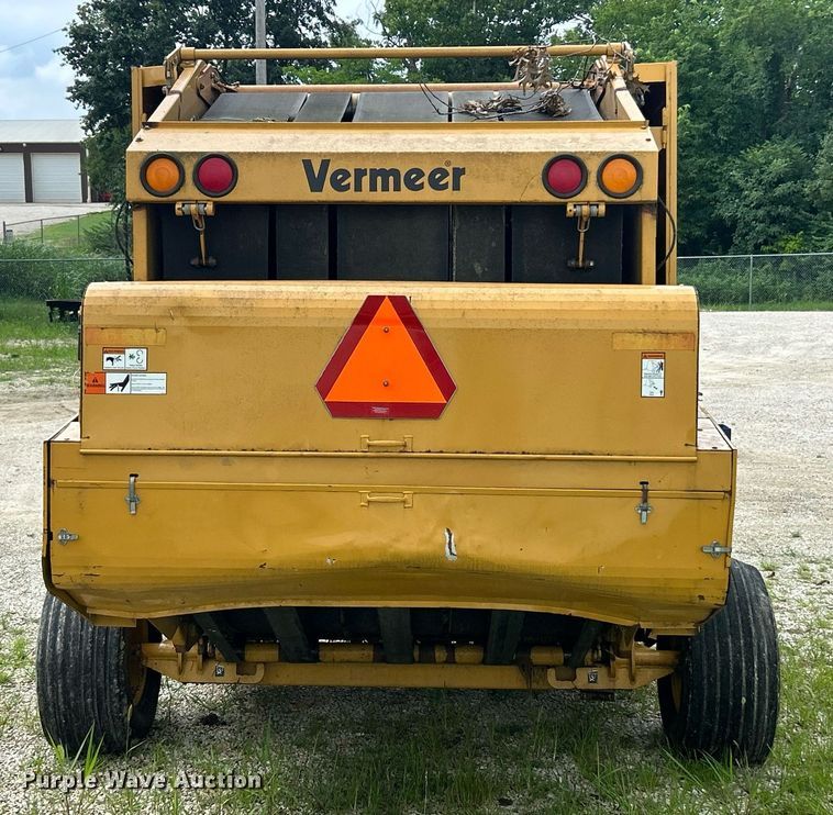 image for item EK8376 Vermeer 605XL round baler