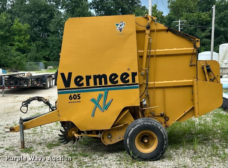 image for item EK8376 Vermeer 605XL round baler