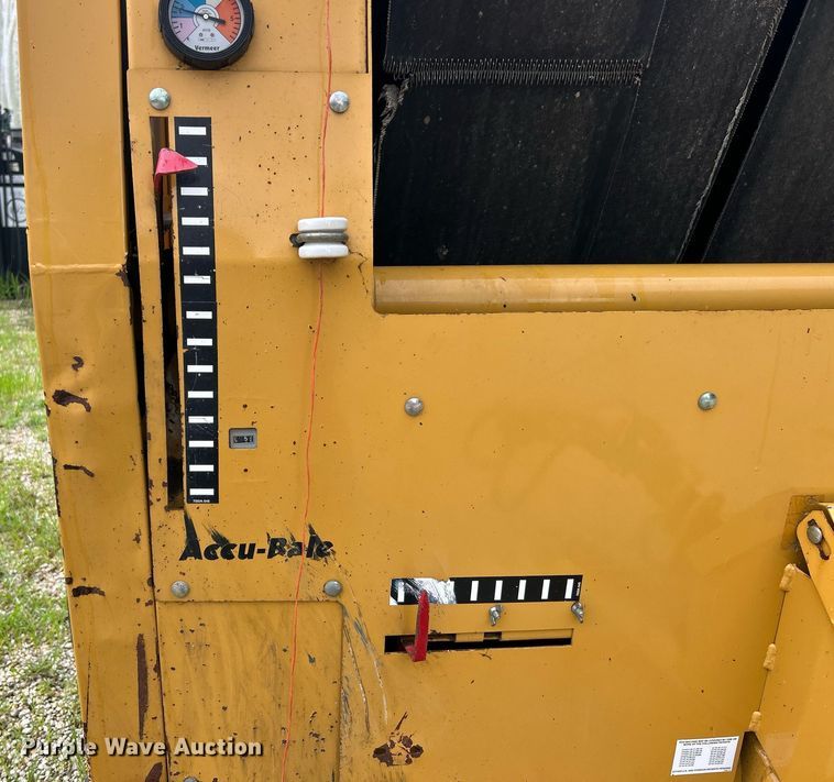 image for item EK8376 Vermeer 605XL round baler