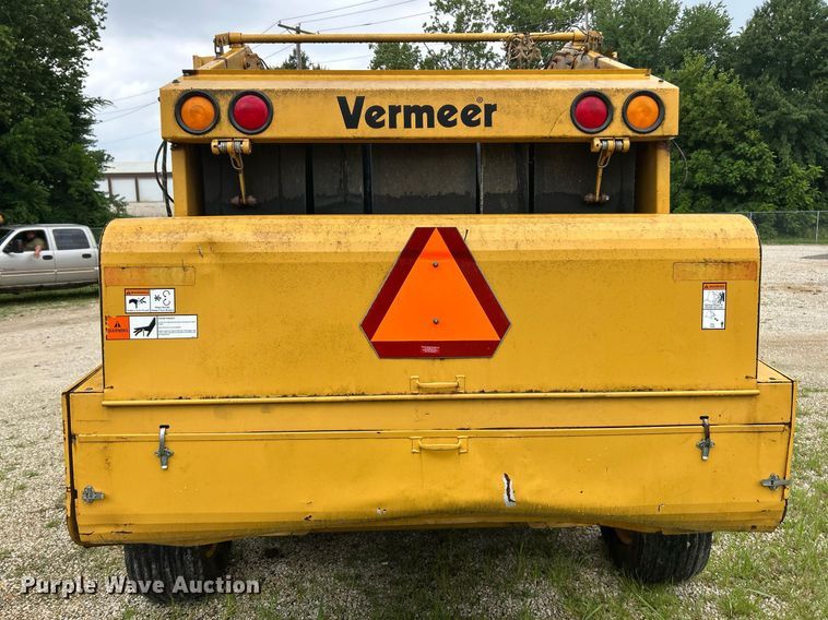 image for item EK8376 Vermeer 605XL round baler
