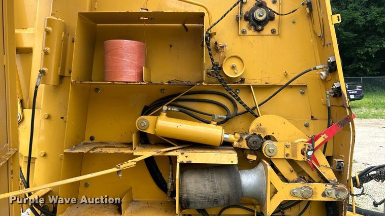 image for item EK8376 Vermeer 605XL round baler