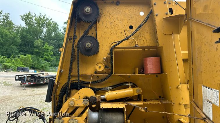 image for item EK8376 Vermeer 605XL round baler