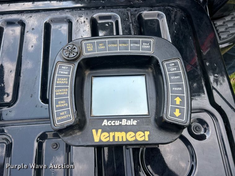 image for item EK8376 Vermeer 605XL round baler