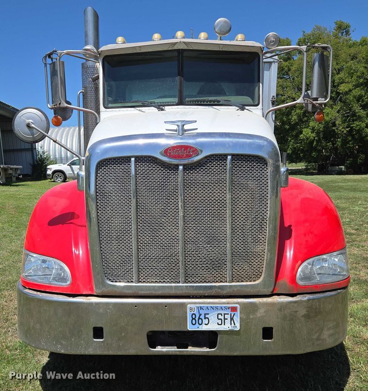 image for item EN8311 2008 Peterbilt 384 grain truck