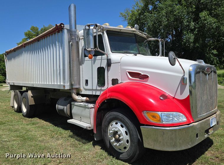 image for item EN8311 2008 Peterbilt 384 grain truck