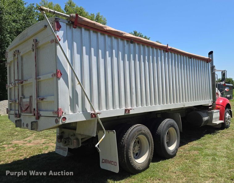 image for item EN8311 2008 Peterbilt 384 grain truck