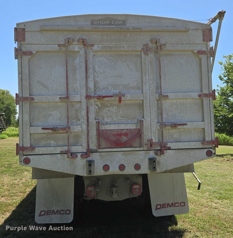 image for item EN8311 2008 Peterbilt 384 grain truck