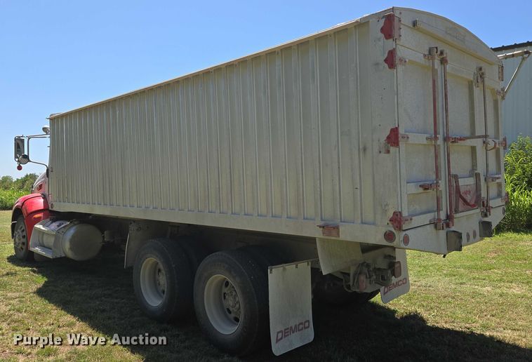 image for item EN8311 2008 Peterbilt 384 grain truck