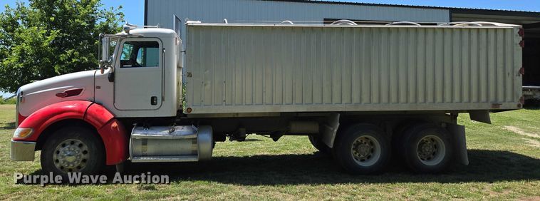 image for item EN8311 2008 Peterbilt 384 grain truck