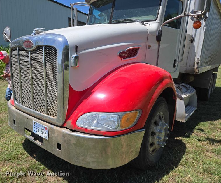image for item EN8311 2008 Peterbilt 384 grain truck