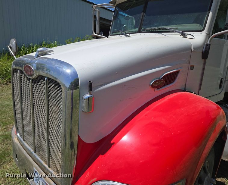 image for item EN8311 2008 Peterbilt 384 grain truck
