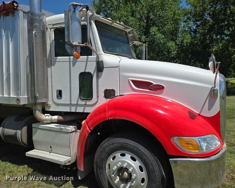image for item EN8311 2008 Peterbilt 384 grain truck