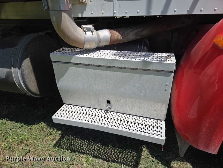 image for item EN8311 2008 Peterbilt 384 grain truck