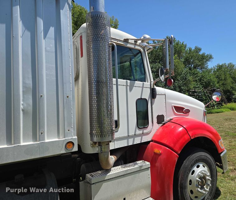 image for item EN8311 2008 Peterbilt 384 grain truck