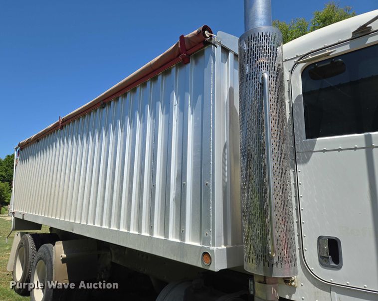 image for item EN8311 2008 Peterbilt 384 grain truck