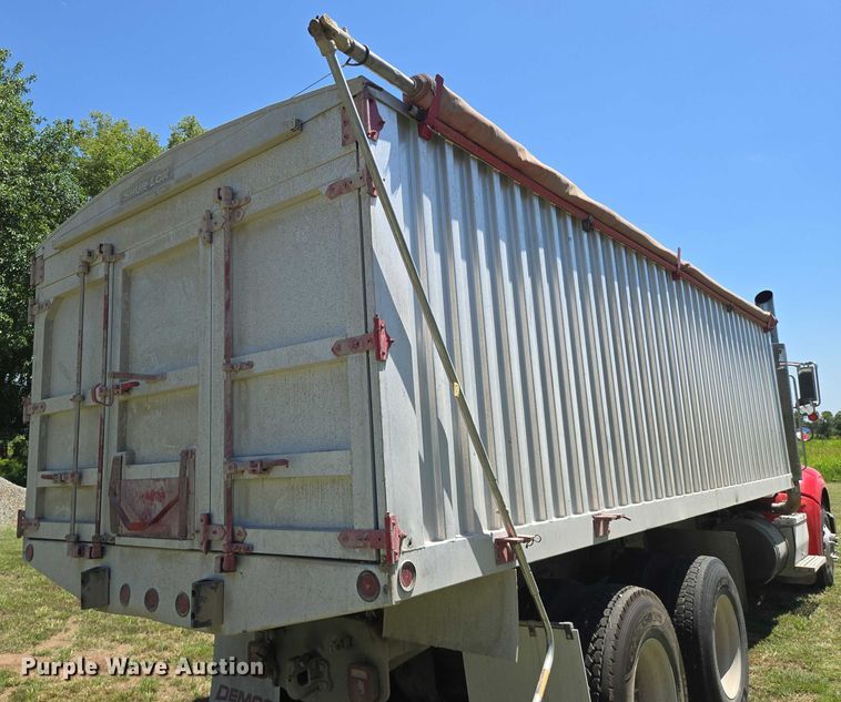 image for item EN8311 2008 Peterbilt 384 grain truck