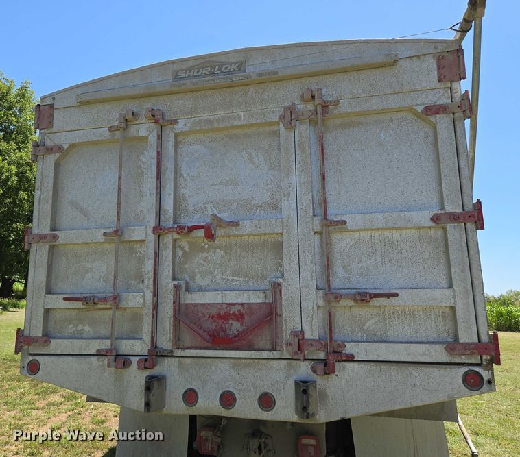 image for item EN8311 2008 Peterbilt 384 grain truck