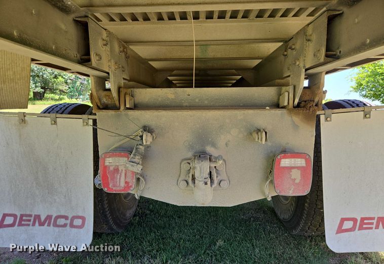 image for item EN8311 2008 Peterbilt 384 grain truck